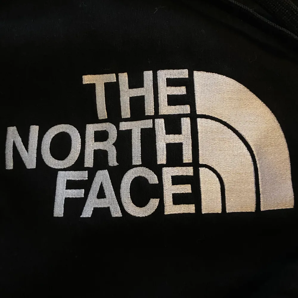 Hoodie från the north face. Svart standard hoodie från the north face. Använd men i fint skick. . Hoodies.