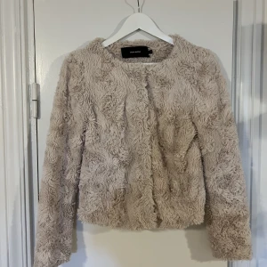 Pälsjacka - Ljusrosa pälsjacka från vero moda. Bra skick!