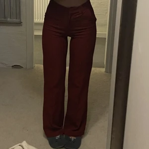 Madlady kostymbyxor - Röda kostymbyxor från madlady. Knappt använda, men finns litet fel i sömmen på ena benet, syns bara väldigt nära. De sitter bra och jag är 173cm lång! Frakt ingår 