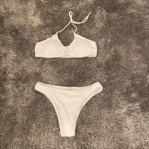 Vit oanvänd bikini - Vit oanvänd bikini i storlek medium priset går o diskutera på båda bikinis