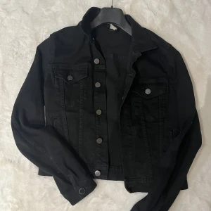 Jeansjacka  - Svart jeansjacka från HM, använd fåtal gånger, fint skick! 