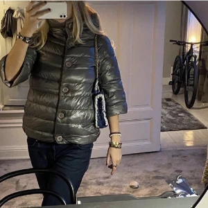 Herno jacka - Säljer denna snygga och unika herno jackan som går att ändra färg på! Bilderna är lånad av förra ägaren men jag har egna bilder privat!💖Det finns även några defekter så det kan man också få bild på. Köpt gör 3200 men originalpris är 5000kr!💓