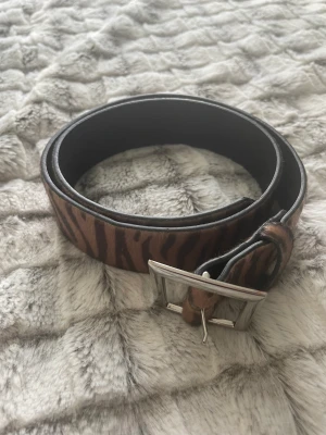 Bälte till bra pris! - Detta supersnygga bältet som är tigerrandigt kommer från h&m, beställde den från sellpy men passade tyvärr inte mig! Storleken är XS och den är i mycket gott skick! 💕