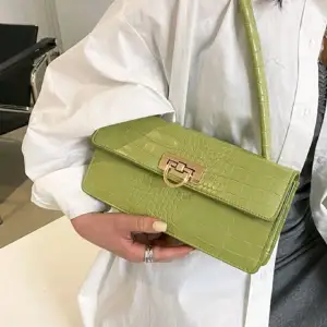Jättefin grön väska som aldrig kommit till användning 💓 Den är i nyskick! 