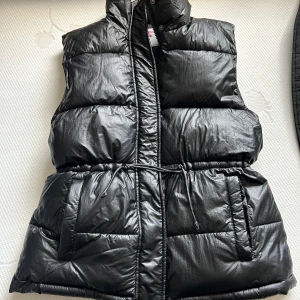 Väst - Svart väst i strl 36. Nyskick.