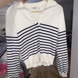 Randig tröja  - Använd fåtal gånger, ränderna är marinblå inte svarta. Storlek m men är som en S 