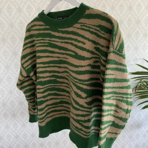 Stickad tröja - Hör av dig för fler bilder och frågor☀️