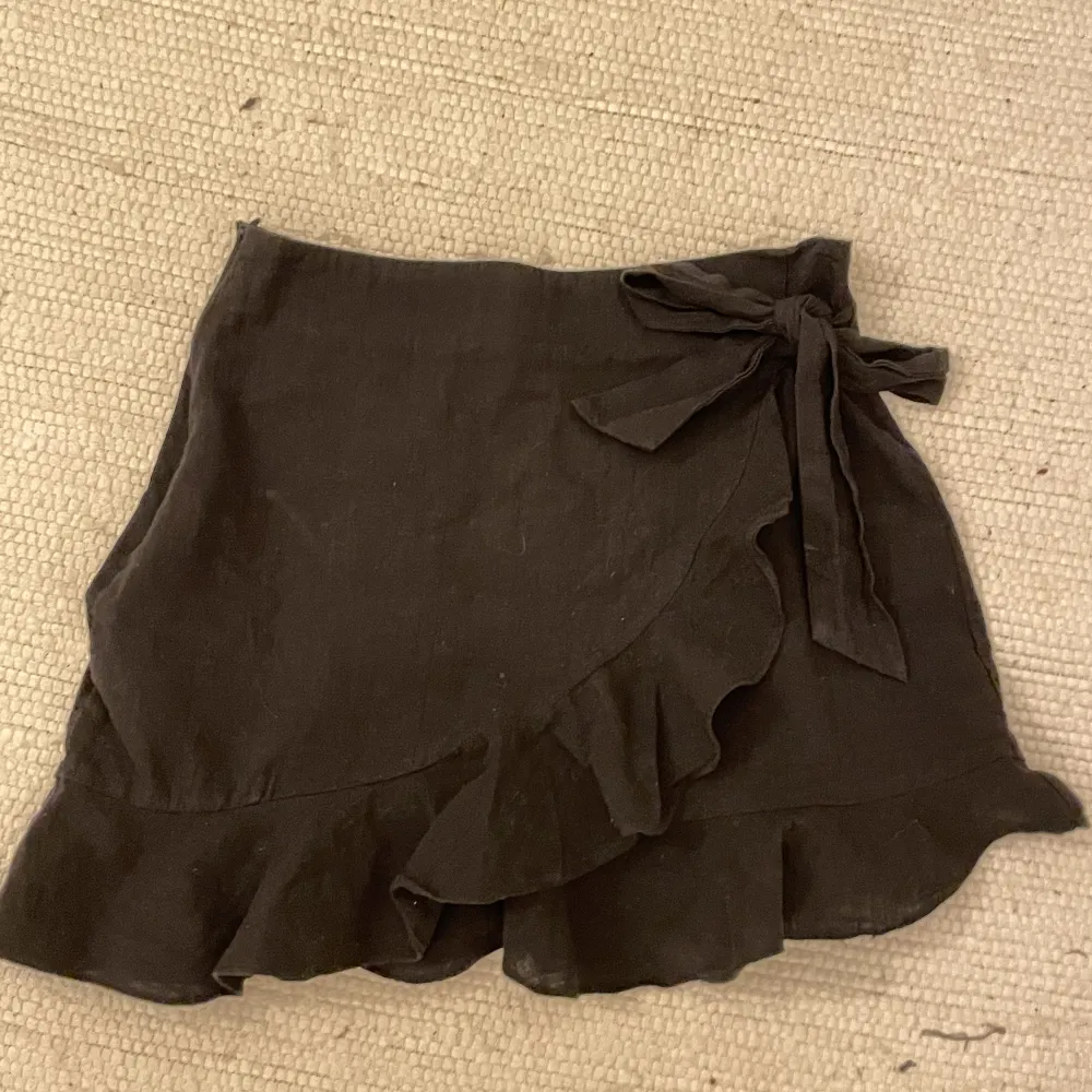 Supupersöt svart kjol!!!! Den har en volang på framsidan och en rosett på sidan. Tyvärr är den för liten för mig 😫😫😫 Skriv om du har någon fråga eller om du vill diskutera pris 💕💕💕💕. Kjolar.