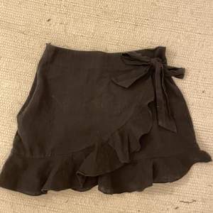 Supupersöt svart kjol!!!! Den har en volang på framsidan och en rosett på sidan. Tyvärr är den för liten för mig 😫😫😫 Skriv om du har någon fråga eller om du vill diskutera pris 💕💕💕💕