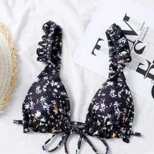 Bikini  - Säljer en jätte fin bikini överdel då den är förliten. Endast testad💕 