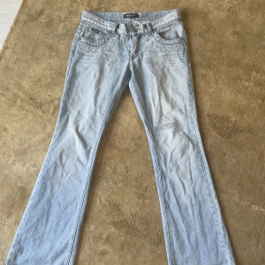 Lågmidjade jeans  - Säljer dessa super fina lågmidjade bootcut jenasen son tyvärr är för små💕hör av er vid frågor
