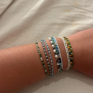 Armband - Säljer hemmagjorda jätte fina armband som passar perfekt till sommaren men är fina året om, är du intresserad av ett armband skicka inspo bilder så kan jag göra ett så kommer vi fram till pris oxå🫶🏻🩷