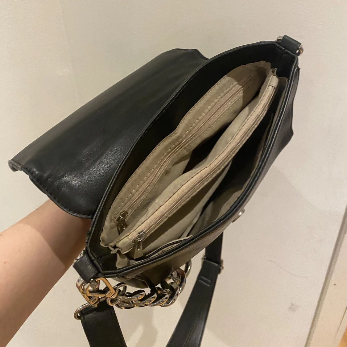 Svart väska med kedja - 90