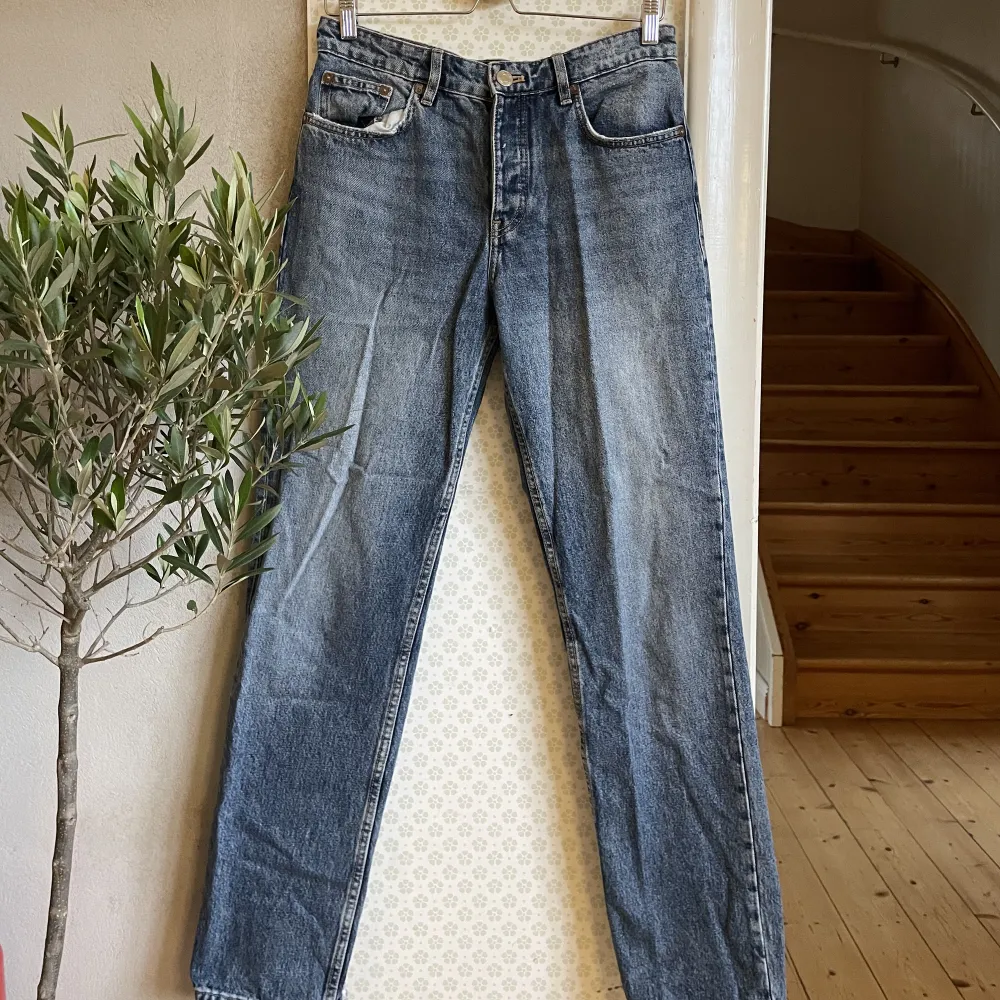 Trendiga raka jeans från Zara🫧Storlek M. Säljer i ljusblå också! Kan mötas upp i Stockholm eller frakta💟. Jeans & Byxor.