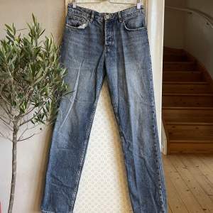 Trendiga raka jeans från Zara🫧Storlek M. Säljer i ljusblå också! Kan mötas upp i Stockholm eller frakta💟