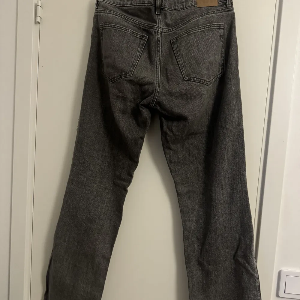 Ett par super snygga jeans från weekday. Modell arrow low straight jeans. Storlek 30/32.. Jeans & Byxor.