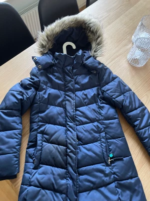 Marinblå parkas barn 158 - Marinblå parkas barn 158 I använt skick Varm och skön 