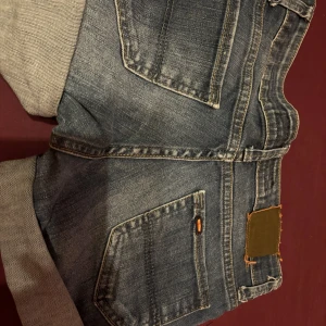 Big John shorts - Big John shorts som va jeans men klippte dom så du kan vika dom hur du vill, märket där bak e rätt så slitet men i helhet e dom söta 