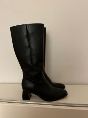 Läder boots - Säljer nu dessa otroligt snygga bootsen från dinsko Ganska nyskick, har använt dem 1-2 gånger. Kan skicka fler bilder om det önskas.  Pris kan såklart diskuteras