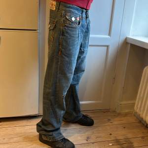 Säljer dessa sjukt snygga Trueys. Jeansen är baggy bootcut fit. W30 L34   Jeansen passar mig bra som är 177cm.