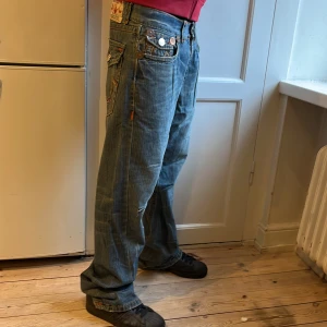 True religion jeans - Säljer dessa sjukt snygga Trueys. Jeansen är baggy bootcut fit. W30 L34   Jeansen passar mig bra som är 177cm.