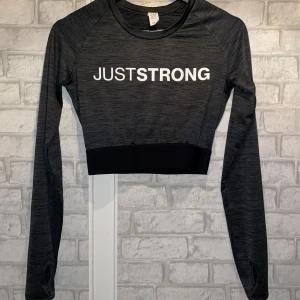 JUST STRONG TRÄNINGSTRÖJA OANVÄND!! - Helt oanvänd träningströja från just strong. Ny skick. 