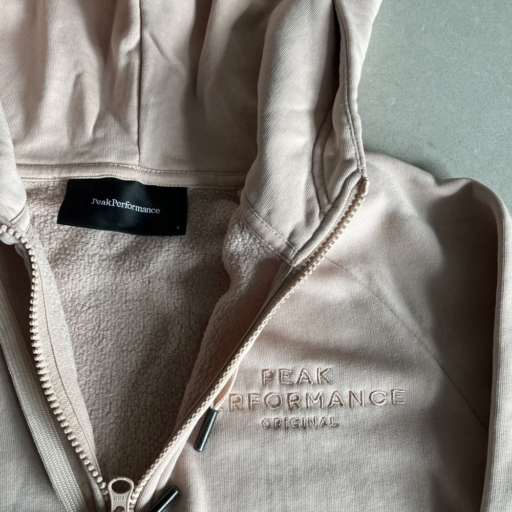 Säljer denna puderrosa peak performance hoodie i storlek S. Skulle säga att dessa är lite mindre i storlek. Fortfarande mjuk inne. . Tröjor & Koftor.