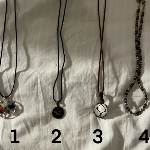 4 halsband  -  Säljer fyra olika halsband. Skriv numret på det halsbandet du vill ha och skriv också för fler bilder på halsbandet. Alla halsband är i bra skick och knappt använda. Pris diskuteras gällande alla halsband.