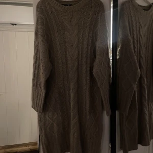 Stickad klänning - Jättefin, skön, stickad klänning ifrån Lager 157❤️ Den är nästintill oanvänd💕