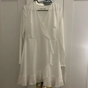 Fin vit klänning med volang och dragkedja på sidan, passar perfekt vid finare tillställningar😍🤍säljer då den tyvärr inte kommer till användning längre