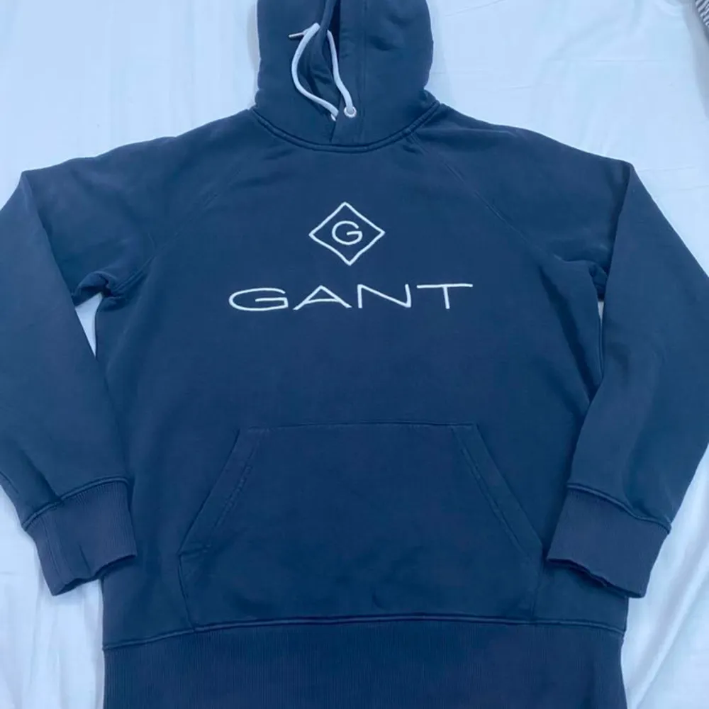 Säljer en riktigt fin Gant hoodie. Den är i ett väldigt fint skick. Hoodies.