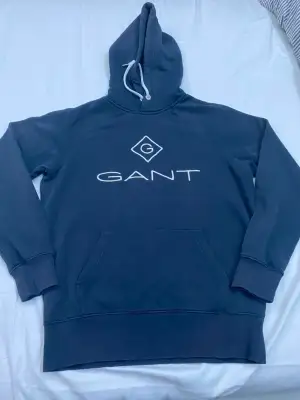 Säljer en riktigt fin Gant hoodie. Den är i ett väldigt fint skick