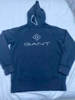 Blå gant hoodie  - Säljer en riktigt fin Gant hoodie. Den är i ett väldigt fint skick