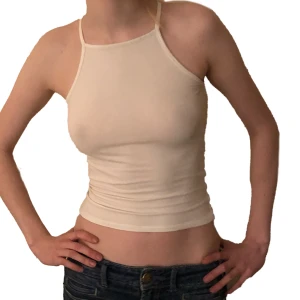 Enkelt vitt linne - Skönt vitt linne som sitter bra och har nice skärning💋 hör av dig om du har några frågor 