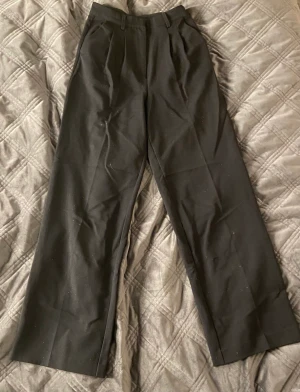 BIKBOK kostymbyxor  - Säljer dessa kostymbyxor från bikbok då de inte längre passar.💕 Du som köper står för frakten