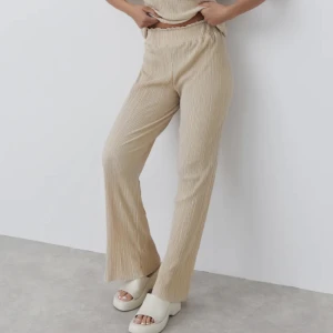 Plisse trousers  - Säljer mina beige byxor som inte kommit till någon användning, så dom är oanvända!