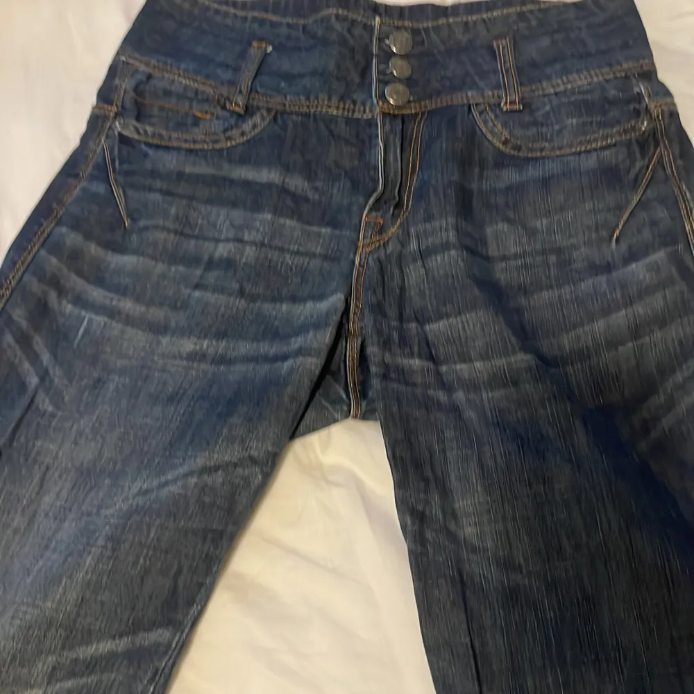 Jeans men coola sömmar som jag inte använder längre. Skriv om du har några frågor!. Jeans & Byxor.