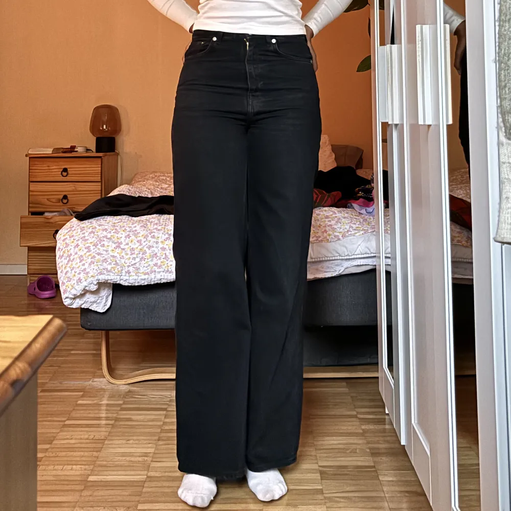 Svarta jeans från Weekday! Använda men är i bra skick. L34 så perfekt för dig med långa ben, jag är 178 cm för referens.. Jeans & Byxor.