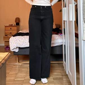 Svarta jeans från Weekday! Använda men är i bra skick. L34 så perfekt för dig med långa ben, jag är 178 cm för referens.