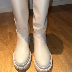 Stövlar/boots - Säljer ett par beiga knähöga stövlar. I storlek 28. Använda en gång säljs för dom är för stora