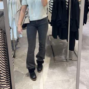 Säljer nu mina snygga Low waist tall bootcut jeans från gina. I storlek 36, jag är 172 och dom är superbra i längden knte för korta eller för långa! Köpte nyligen men kände att lågmidjade är inte min grej och hann ej skicka tillbaks dem.. nypris 499🫶🏻🫶🏻