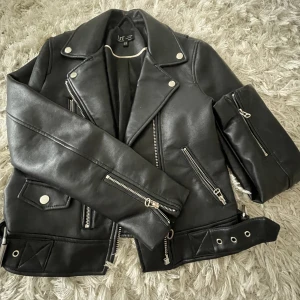 Skinnjacka  - Säljer min skinnjacka ifrån zara, ( gammal modell). Kontakta för fler bilder på!❣️har aldrig använt så den är som ny! 