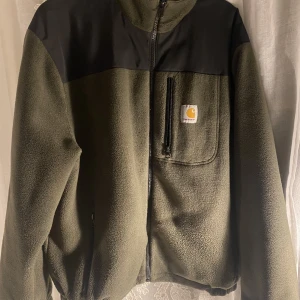 Carhartt Jacka - Stört skön carhart jacka!  Storlek: L Pris: 1200 Skick: som ny  Den kan också bäras ut och in! 