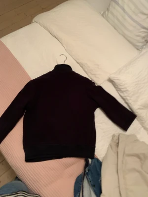 Höstjacka - Superfin lite tjockare tröja som funkar som en vanlig tjocktröja men också en lite tunnare höstjacka, den ser typ vinröd/lila up på bild men den bara mörktbrun!🤎 den är också i väldigt bra skick!