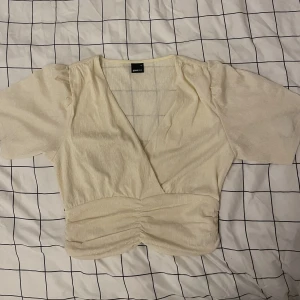 Topp  - En jättesöt topp från Gina Tricot i storlek M. Har bara använt den en gång och säljer den då den inte kommer till användning🤍