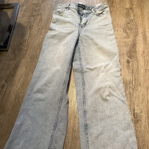 JEANS  - storlek XS köpta ifrån pisces Ganska stretchiga & har slits.   Obs!  kan behöva strykas speciellt längst ner vid slitserna.   📷För fler bilder kontakta mig privat! 