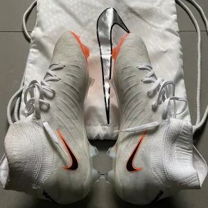 Nike Phantom Luna  - Hej! Säljer ett par nya oanvända Nike Phantom Luna i storlek 42,5. De är väldigt sällsynta och säljs inte längre. Köpta för 3499kr. 