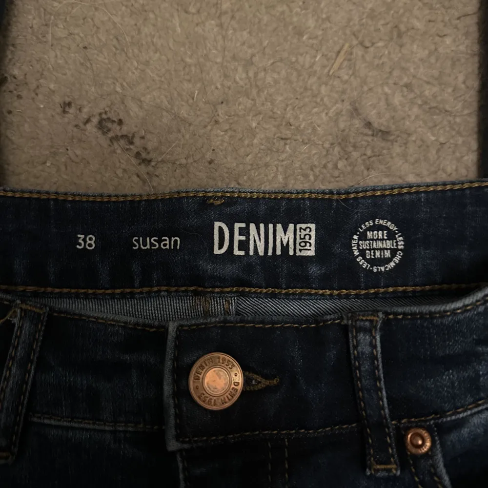 Mörkblå flare jeans från Lindex i susan modell. Materialet är stretchigt och passar 36/38/40 . Jeans & Byxor.