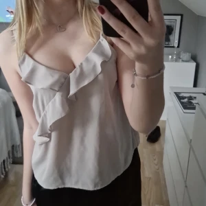 Beige volangtopp - En beige topp från hm med volanger i storlek s 💞