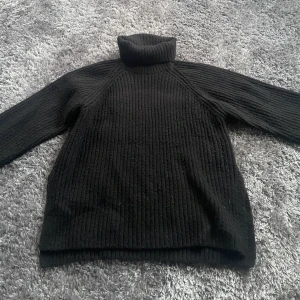 Stickad polo - En jätte mysig stickad tröja med polo krage från ginatricot! Storelk S 